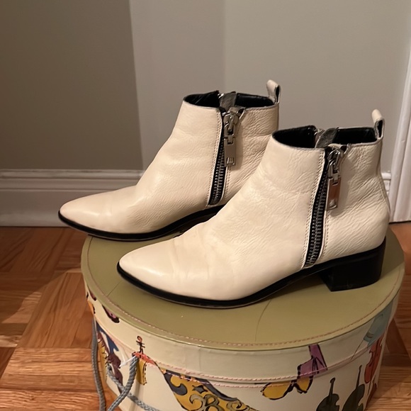Soft supple slightly off-white leather booties - Picture 3 of 9